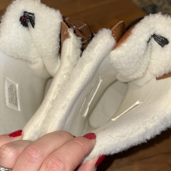 Euc dsg size 2 girls winter boots worn twice - Picture 4 of 6